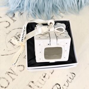 PANDORA, 2016, Porcelain, White And Silver, Quilted, Christmas Present, Ornament